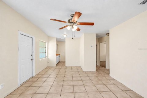 Commercial property in Saint Petersburg, Florida 4 bedrooms, 144.93 sq.m. № 2399042 - photo 25