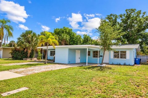Commercial property in Saint Petersburg, Florida 4 bedrooms, 144.93 sq.m. № 2399042 - photo 3