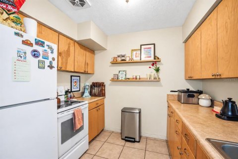 Commercial property in Saint Petersburg, Florida 4 bedrooms, 144.93 sq.m. № 2399042 - photo 14