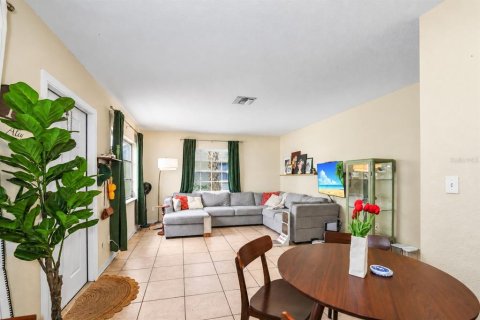 Commercial property in Saint Petersburg, Florida 4 bedrooms, 144.93 sq.m. № 2399042 - photo 13