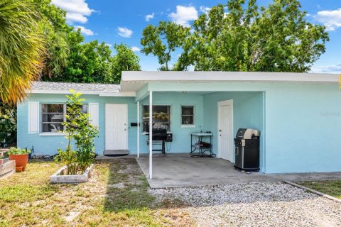 Commercial property in Saint Petersburg, Florida 4 bedrooms, 144.93 sq.m. № 2399042 - photo 8