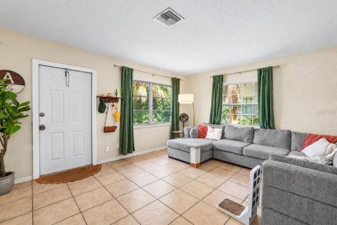 Commercial property in Saint Petersburg, Florida 4 bedrooms, 144.93 sq.m. № 2399042 - photo 10