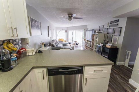 Condo in Miami, Florida, 3 bedrooms  № 1993124 - photo 6