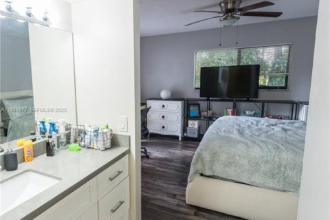 Condo in Miami, Florida, 3 bedrooms  № 1993124 - photo 15