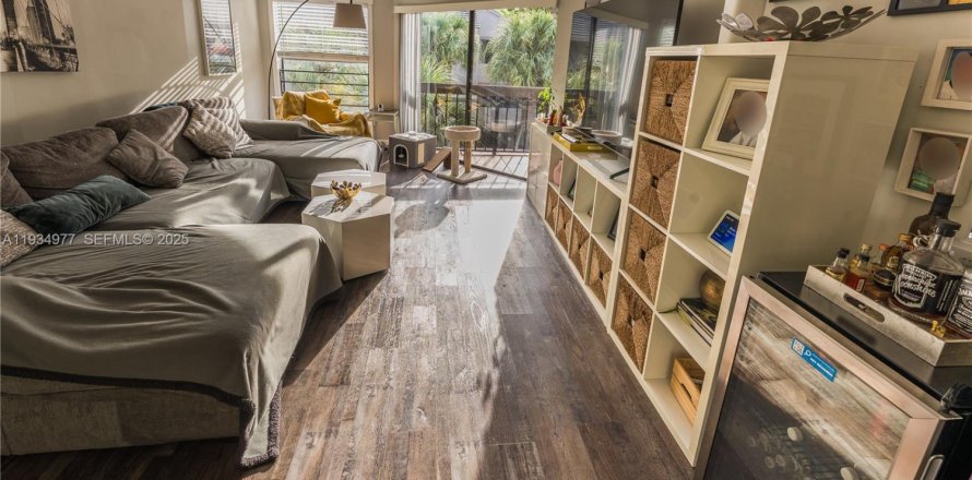 Condo in Miami, Florida, 3 bedrooms  № 1993124