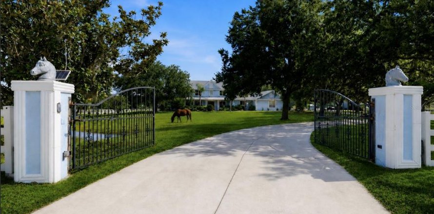 House in Bradenton, Florida 4 bedrooms, 377.37 sq.m. № 2150348