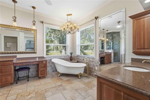 House in Bradenton, Florida 4 bedrooms, 377.37 sq.m. № 2150348 - photo 28