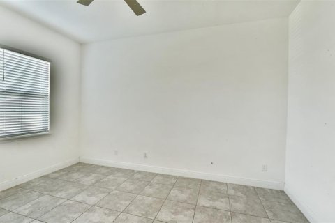 House in Davenport, Florida 4 bedrooms, 261.15 sq.m. № 2337269 - photo 7