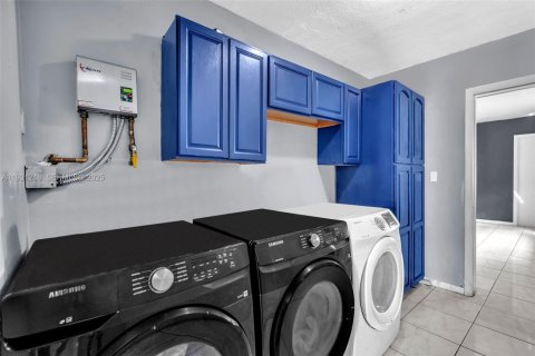 Casa en venta en Tamarac, Florida, 4 dormitorios, 219.81 m2 № 1990253 - foto 28