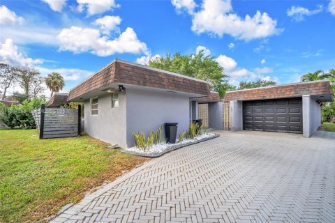 Casa en venta en Tamarac, Florida, 4 dormitorios, 219.81 m2 № 1990253 - foto 1