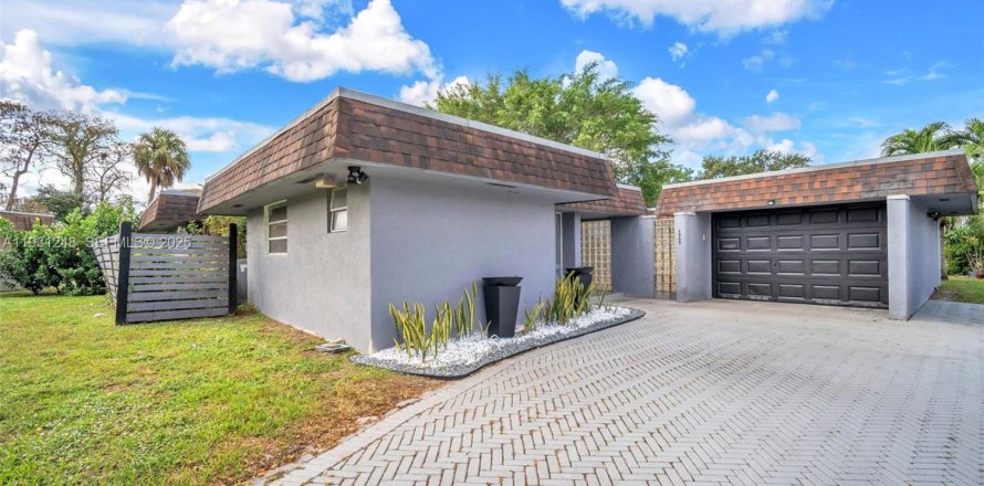 Casa en Tamarac, Florida 4 dormitorios, 219.81 m2 № 1990253