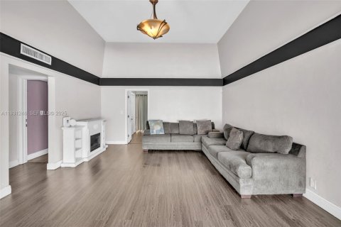 Casa en venta en Tamarac, Florida, 4 dormitorios, 219.81 m2 № 1990253 - foto 6