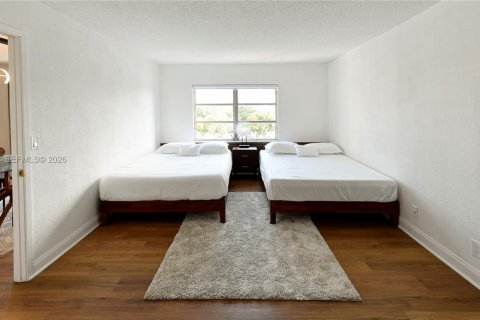 Condo in Hallandale Beach, Florida, 1 bedroom № 2054530 - photo 17