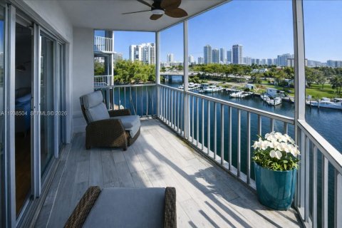Condo in Hallandale Beach, Florida, 1 bedroom № 2054530 - photo 2