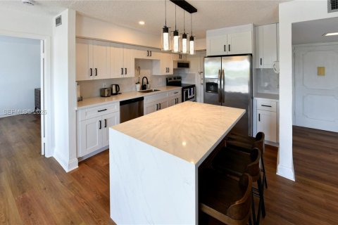 Condo in Hallandale Beach, Florida, 1 bedroom № 2054530 - photo 15