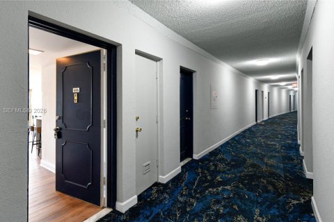 Condo in Hallandale Beach, Florida, 1 bedroom № 2054530 - photo 26