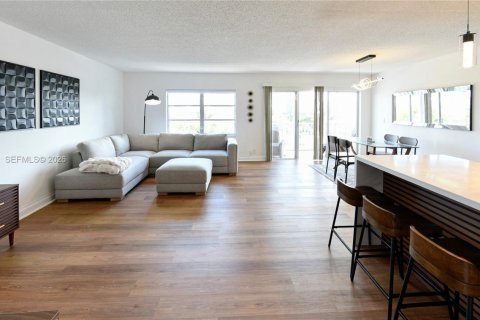 Condo in Hallandale Beach, Florida, 1 bedroom № 2054530 - photo 9