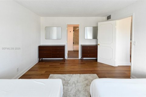 Condo in Hallandale Beach, Florida, 1 bedroom № 2054530 - photo 16