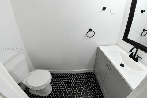 Condo in Hallandale Beach, Florida, 1 bedroom № 2054530 - photo 24