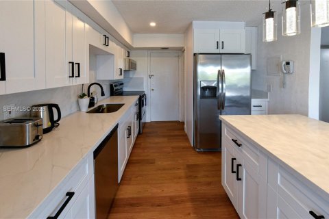 Condo in Hallandale Beach, Florida, 1 bedroom № 2054530 - photo 14