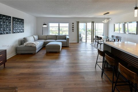 Condo in Hallandale Beach, Florida, 1 bedroom № 2054530 - photo 7