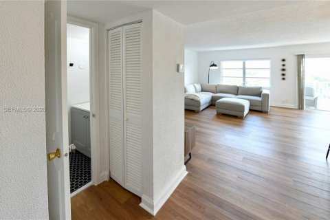 Condo in Hallandale Beach, Florida, 1 bedroom № 2054530 - photo 5