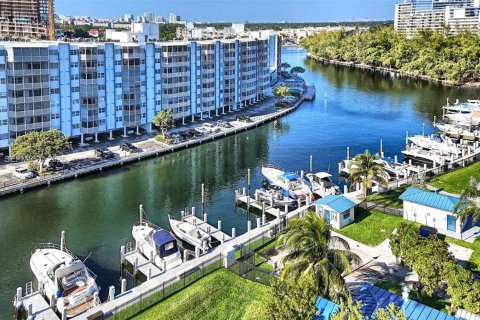 Condo in Hallandale Beach, Florida, 1 bedroom № 2054530 - photo 30