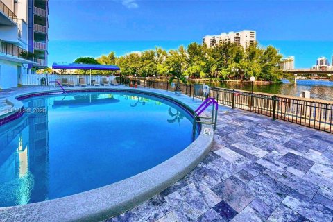 Condo in Hallandale Beach, Florida, 1 bedroom № 2054530 - photo 29