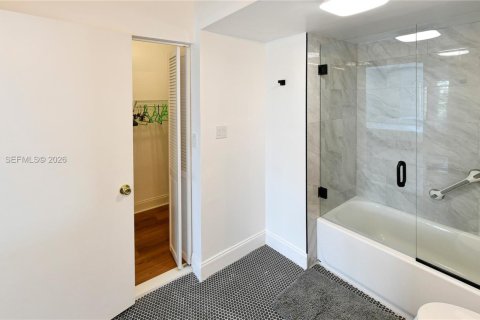 Condo in Hallandale Beach, Florida, 1 bedroom № 2054530 - photo 20