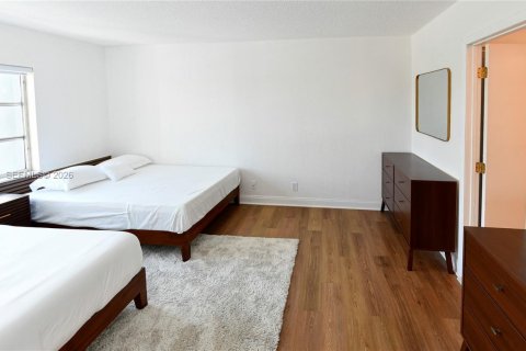Condo in Hallandale Beach, Florida, 1 bedroom № 2054530 - photo 18