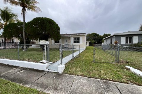 Снять в аренду виллу или дом в Норт-Майами, Флорида 4 спальни, 129.32м2, № 2003648 - фото 2