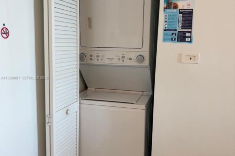 Condominio en venta en Hallandale Beach, Florida, 2 dormitorios, 94.76 m2 № 2031763 - foto 14