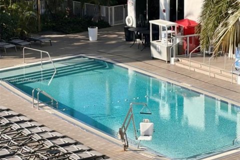 Condominio en venta en Hallandale Beach, Florida, 2 dormitorios, 94.76 m2 № 2031763 - foto 3