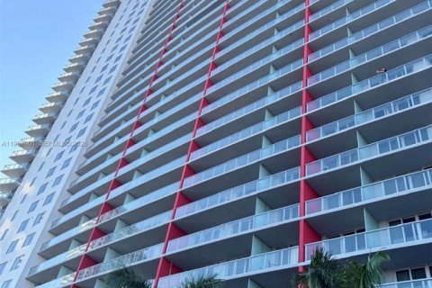 Condominio en venta en Hallandale Beach, Florida, 2 dormitorios, 94.76 m2 № 2031763 - foto 2