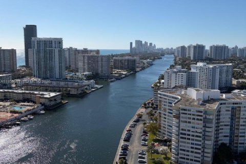 Condominio en venta en Hallandale Beach, Florida, 2 dormitorios, 94.76 m2 № 2031763 - foto 5
