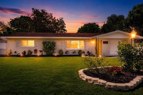 House in Seminole, Florida 2 bedrooms, 115.29 sq.m. № 2199647