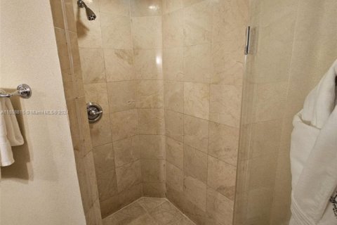 Condo in Sunny Isles Beach, Florida № 2032497 - photo 11