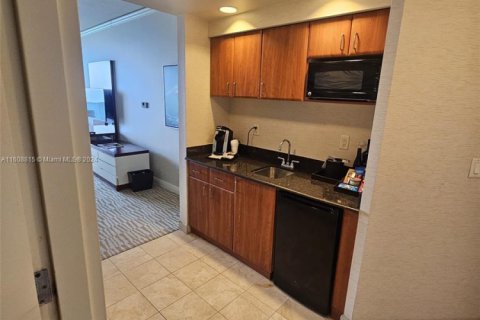 Condo in Sunny Isles Beach, Florida № 2032497 - photo 5