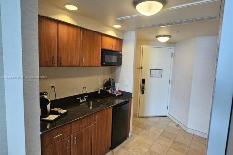 Condo in Sunny Isles Beach, Florida № 2032497 - photo 6