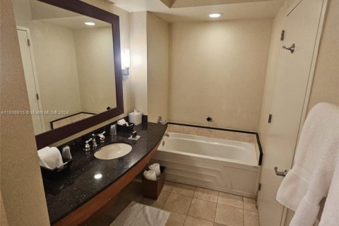 Condo in Sunny Isles Beach, Florida № 2032497 - photo 10