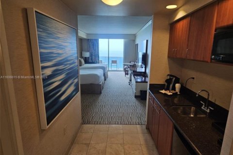 Condo in Sunny Isles Beach, Florida № 2032497 - photo 4