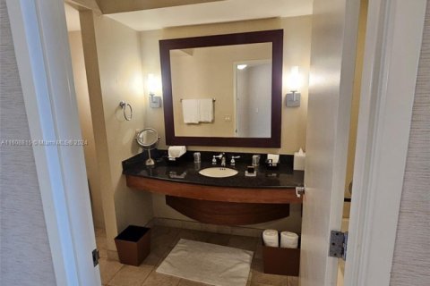 Condo in Sunny Isles Beach, Florida № 2032497 - photo 9