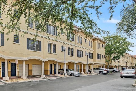 Condo in Tampa, Florida, 2 bedrooms  № 2386262 - photo 2
