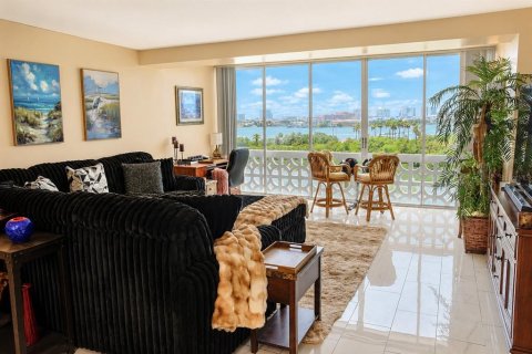 Condominio en venta en Clearwater, Florida, 1 dormitorio, 93.37 m2 № 2197788 - foto 3