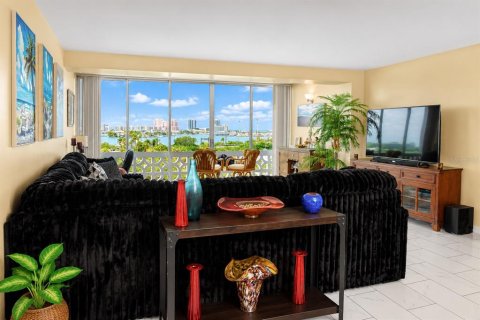 Condominio en venta en Clearwater, Florida, 1 dormitorio, 93.37 m2 № 2197788 - foto 4
