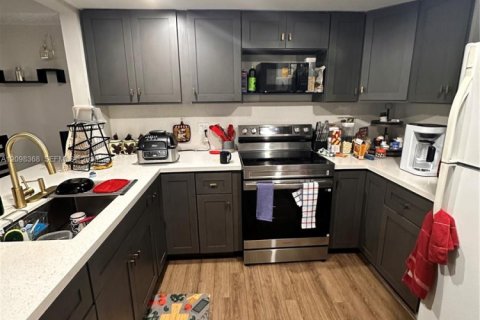 Condo in Miami, Florida, 2 bedrooms № 2393233 - photo 2