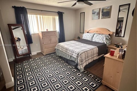 Condo in Miami, Florida, 2 bedrooms № 2393233 - photo 4