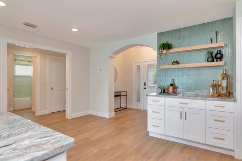 House in Saint Pete Beach, Florida 3 bedrooms, 210.7 sq.m. № 2220588 - photo 9
