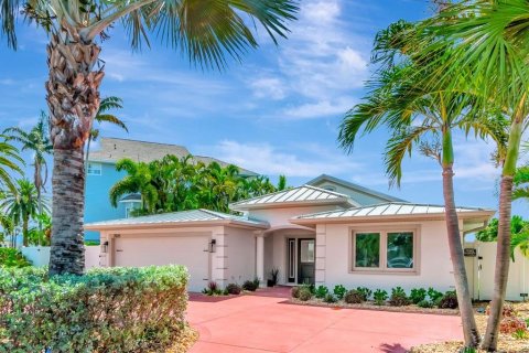 House in Saint Pete Beach, Florida 3 bedrooms, 210.7 sq.m. № 2220588 - photo 2