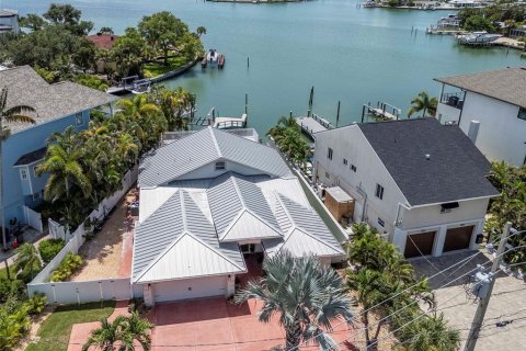 House in Saint Pete Beach, Florida 3 bedrooms, 210.7 sq.m. № 2220588